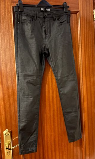 Pantalones negros efecto piel