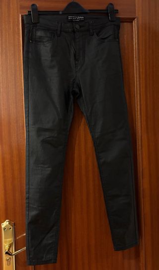 Pantalones negros efecto piel