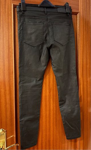 Pantalones negros efecto piel