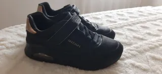 Zapatillas Skechers Negras y Doradas talla 33
