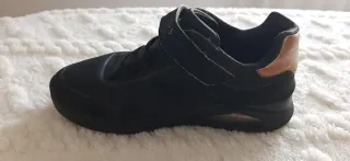 Zapatillas Skechers Negras y Doradas talla 33