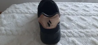 Zapatillas Skechers Negras y Doradas talla 33