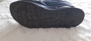 Zapatillas Skechers Negras y Doradas talla 33