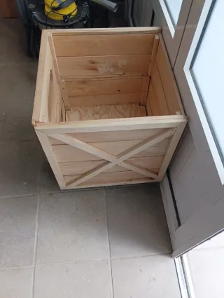 Contenedor de madera reciclada con asas 46x47x49 c