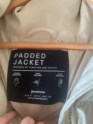 Chaleco acolchado crema cuello alto