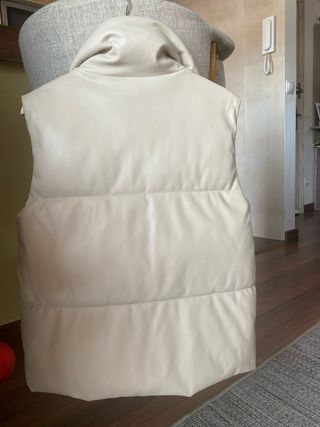 Chaleco acolchado crema cuello alto