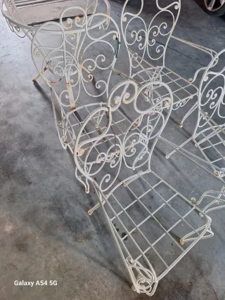 Conjunto de sillas de forja blancas