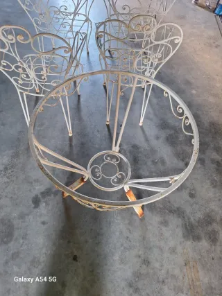 Conjunto de sillas de forja blancas