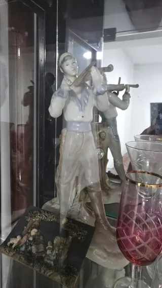 3 Figura de porcelana mujer con sombrilla