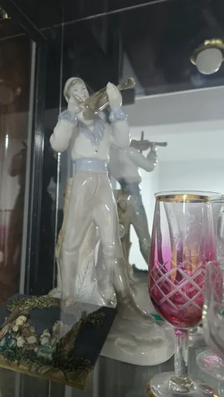 3 Figura de porcelana mujer con sombrilla