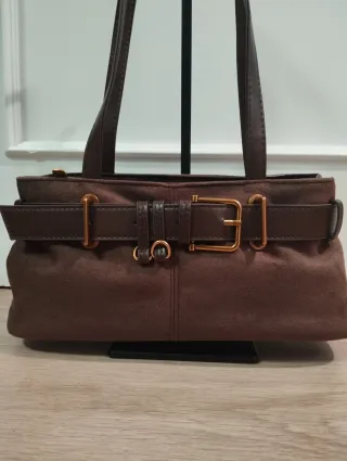 Bolso marrón con hebilla dorada