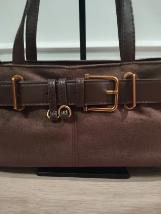 Bolso marrón con hebilla dorada