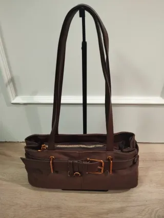 Bolso marrón con hebilla dorada