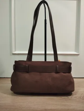 Bolso marrón con hebilla dorada