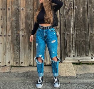 Pantalón vaquero desgarrado