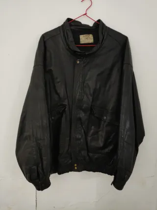 Chaquetón de cuero negro