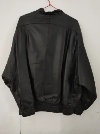 Chaquetón de cuero negro