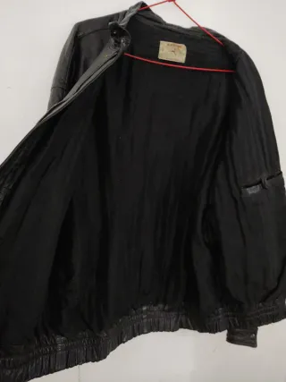 Chaquetón de cuero negro