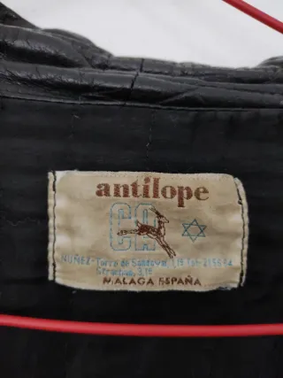 Chaquetón de cuero negro