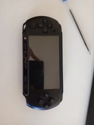 PSP Street Negra + 3 juegos + cargador + funda