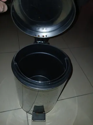 Cubo de metal para baño con pedal