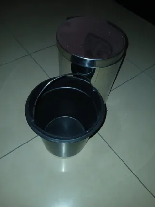 Cubo de metal para baño con pedal