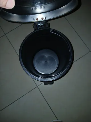 Cubo de metal para baño con pedal