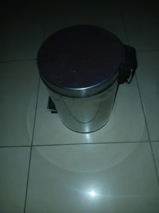 Cubo de metal para baño con pedal