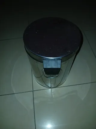 Cubo de metal para baño con pedal