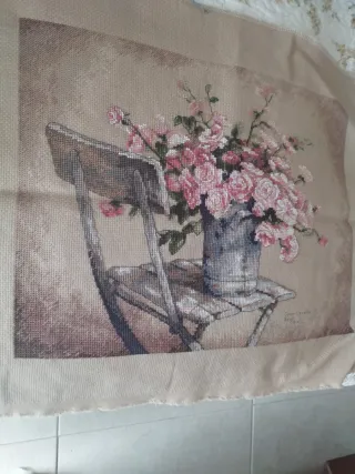 Labores de punto de cruz flores en silla y jardín