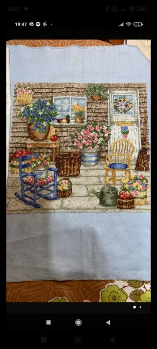 Labores de punto de cruz flores en silla y jardín