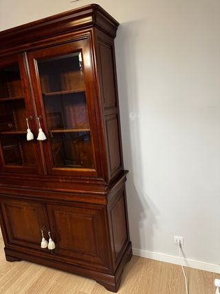 Aparador de comedor de madera y cristal