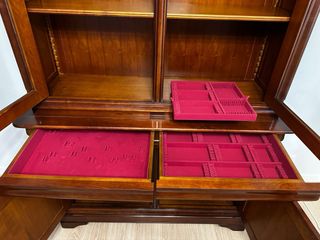 Aparador de comedor de madera y cristal