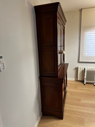 Aparador de comedor de madera y cristal