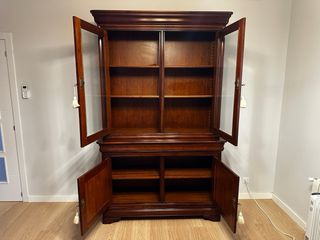 Aparador de comedor de madera y cristal