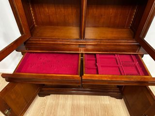 Aparador de comedor de madera y cristal