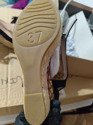 Sandalias de cuña con estampado étnico