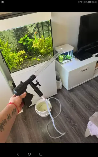 Strumento per pulizia ghiaia e raschietto per acquari con azionamento pneumatico