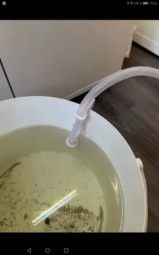 Strumento per pulizia ghiaia e raschietto per acquari con azionamento pneumatico