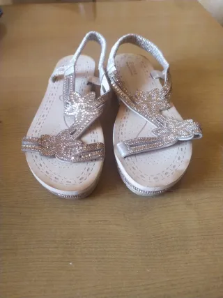 Sandalias plateadas adornadas talla 41