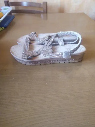 Sandalias plateadas adornadas talla 41