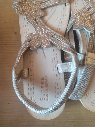 Sandalias plateadas adornadas talla 41