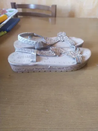 Sandalias plateadas adornadas talla 41