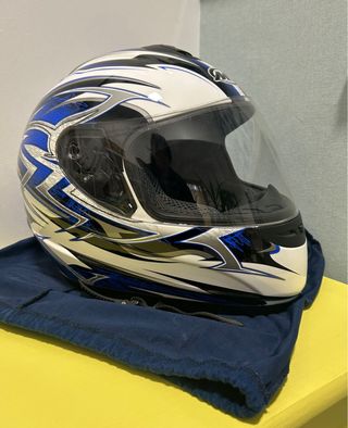 Casco de moto deportivo blanco y azul
