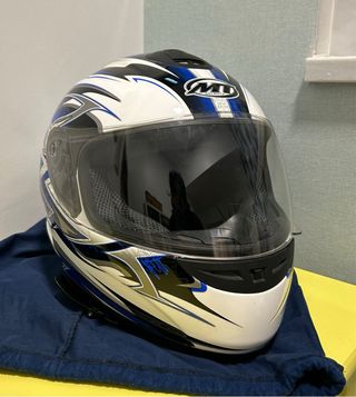 Casco de moto deportivo blanco y azul