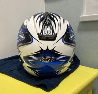 Casco de moto deportivo blanco y azul