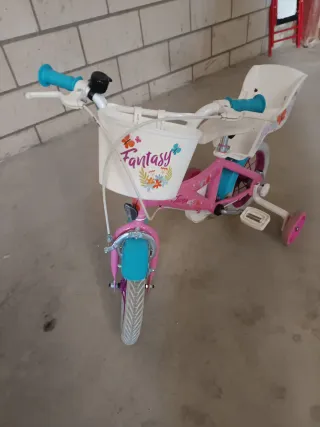 Bicicleta infantil rosa con cesta