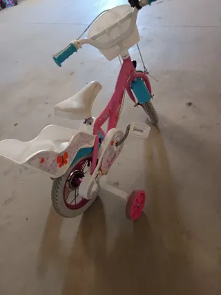 Bicicleta infantil rosa con cesta