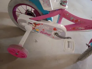 Bicicleta infantil rosa con cesta