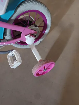 Bicicleta infantil rosa con cesta